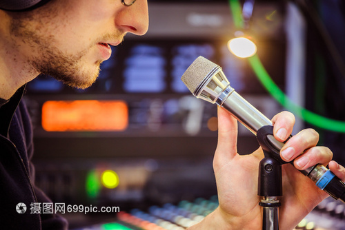 錄音室里的年輕對話 從麥克風紐扣到專業設備