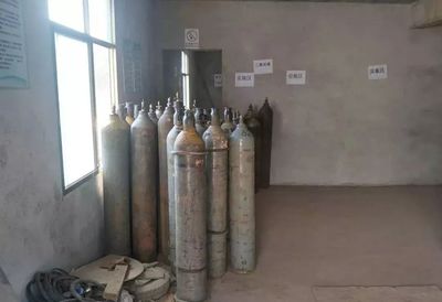 133個(gè)壓縮氣瓶藏身居民樓？！氣瓶放置不當(dāng)，等于炸彈！——聚焦氟制冷劑批發(fā)亂象與安全警示